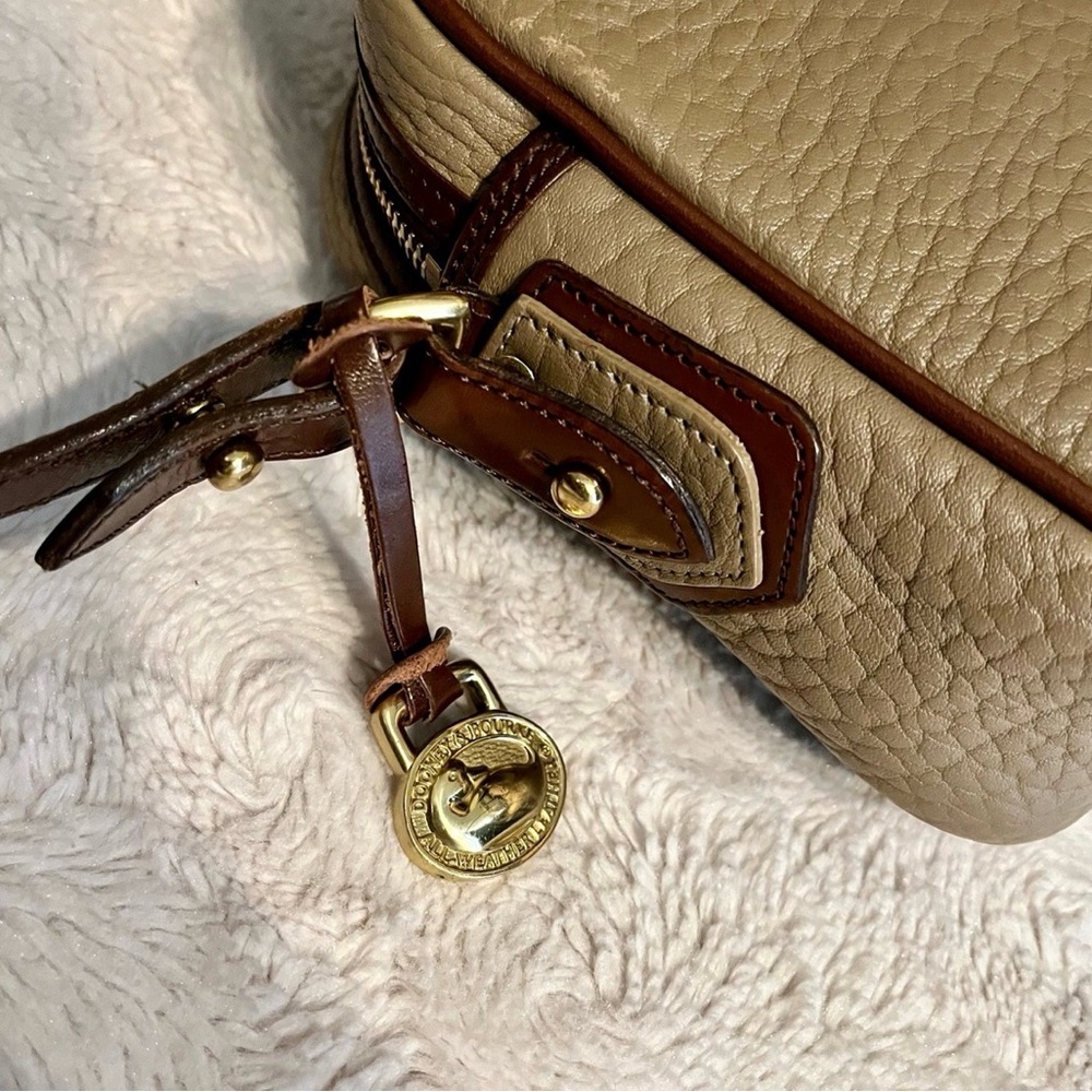 Dooney & Bourke R768 Vintage Camera Bag - Picture 9 of 12